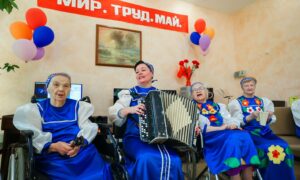 Жители пансионата для пожилых людей.