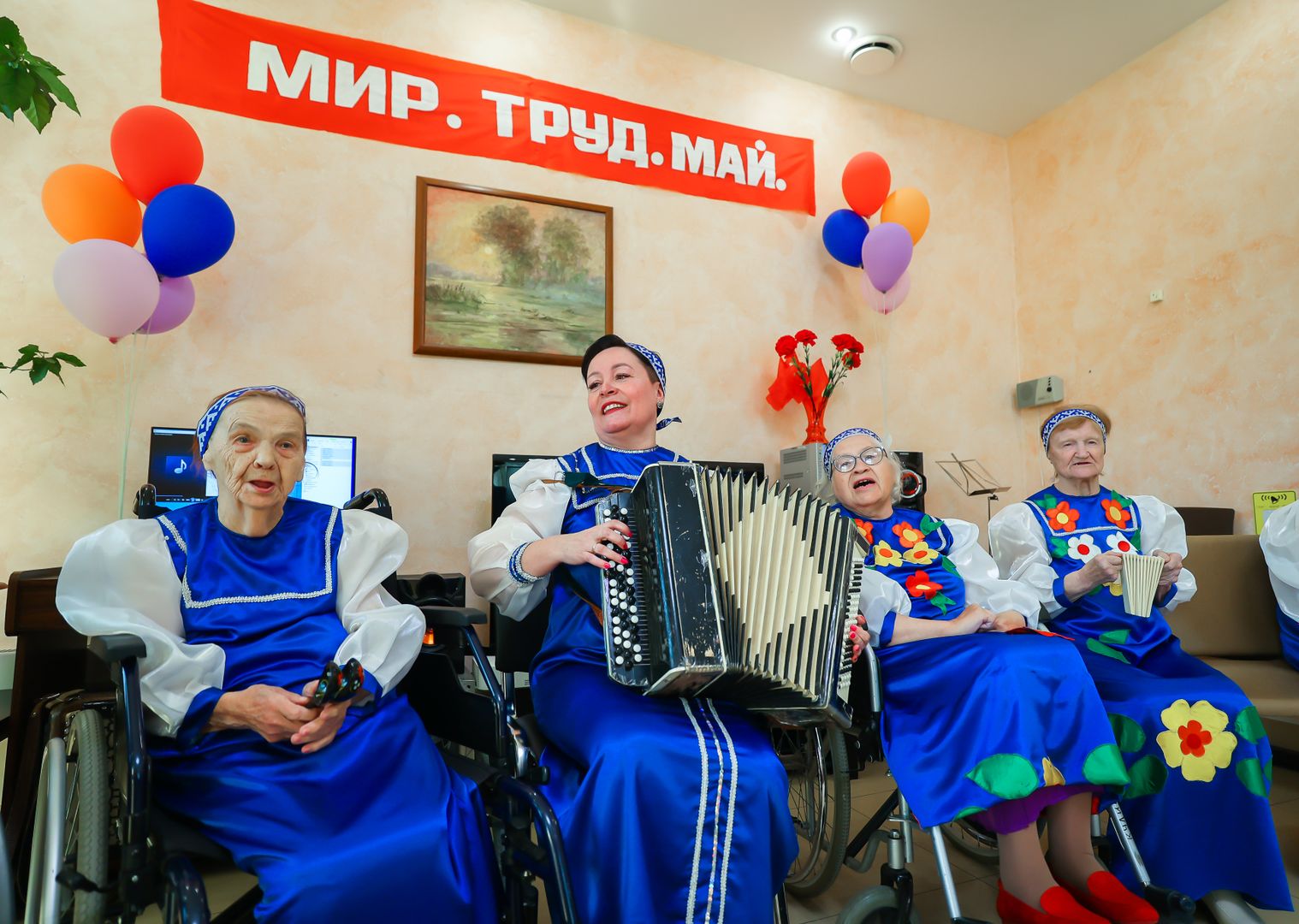 Жители пансионата для пожилых людей.