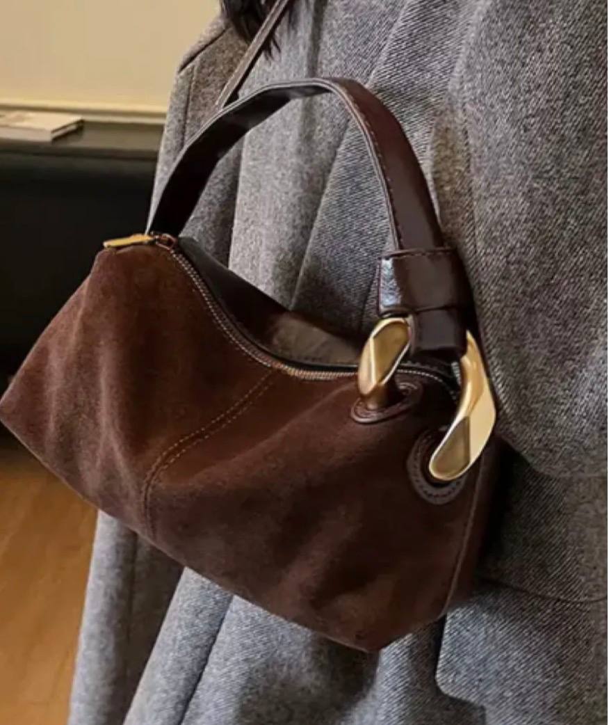 сумка с массивной фурнитурой