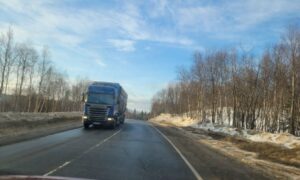 фура едет по дороге