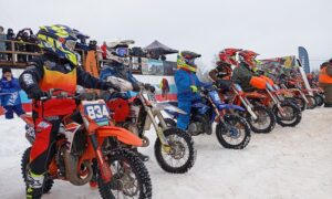 Мотогонщики на старте