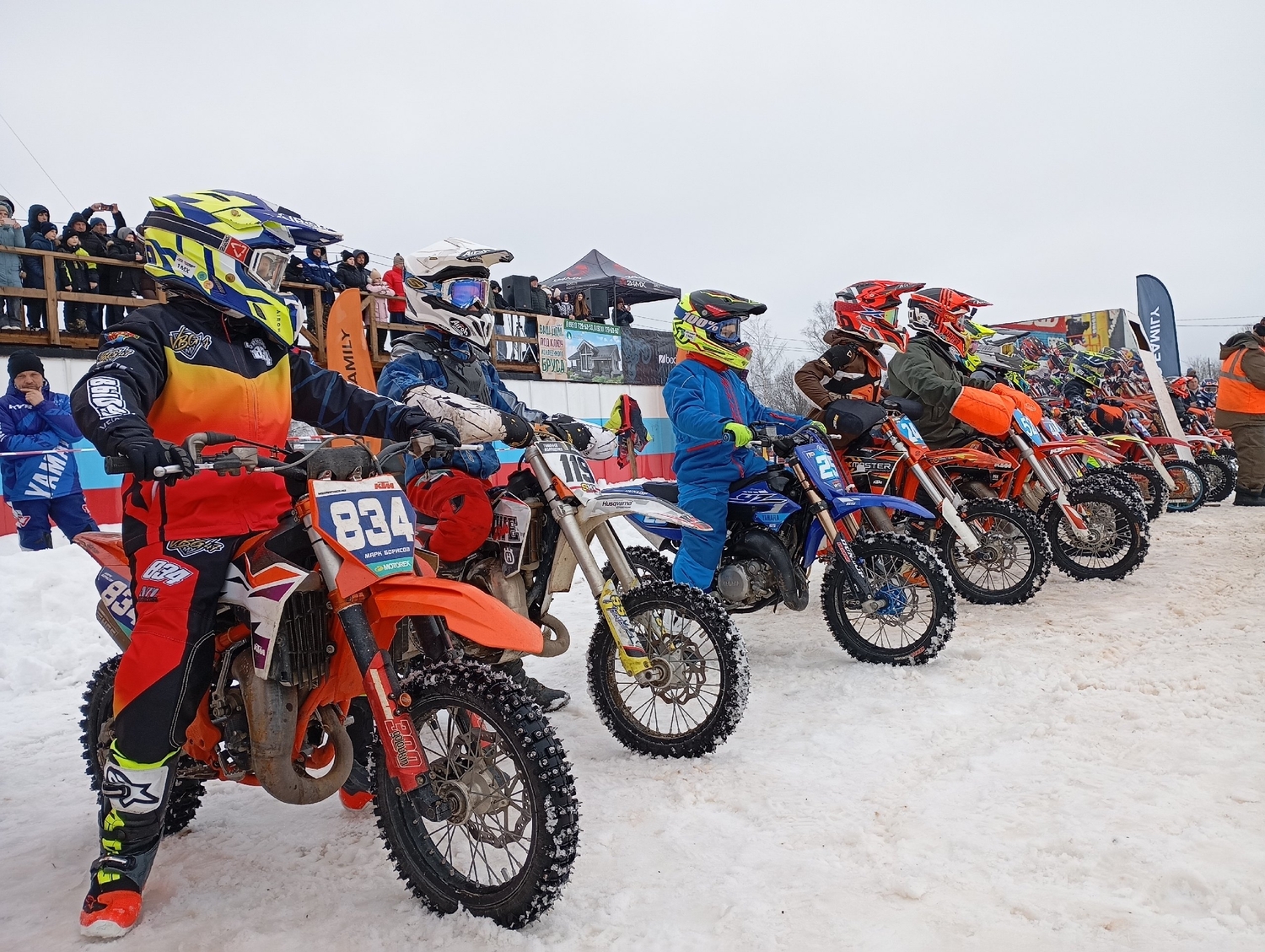 Мотогонщики на старте