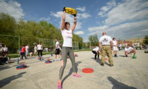 люди на спортивной площадке