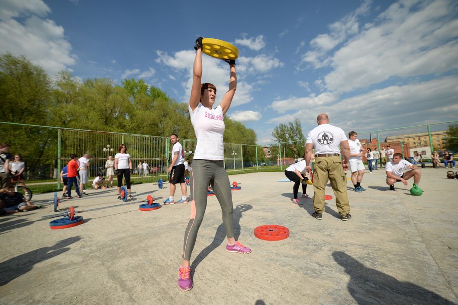 люди на спортивной площадке