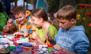 Дети рисуют