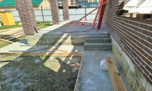 Бетонная отмостка у дома