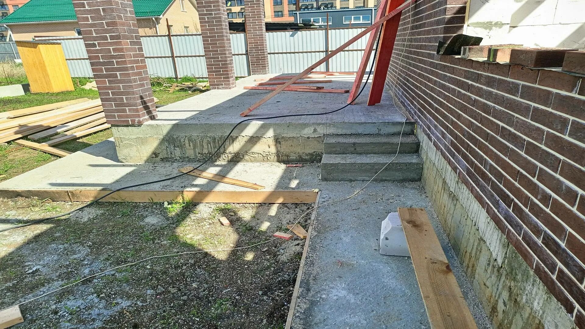 Бетонная отмостка у дома