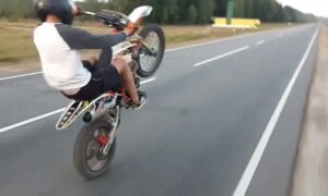 Подросток на питбайке