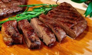 стейк из сочной говядины