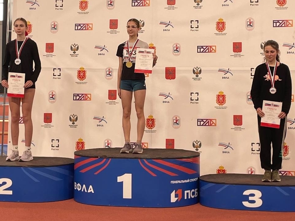 Анастасия Приходько (по центру)