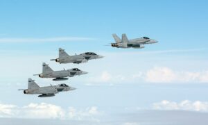 F/A-18 «Хорнет» и три шведских истребителя JAS 39 Gripens.