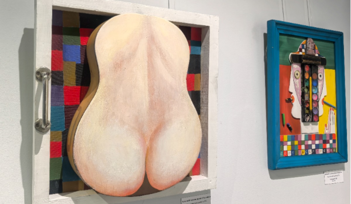 Картина художника Александра Сергиенко с гитарой в виде попы