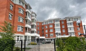 жилой комплекс на фоне хмурого неба