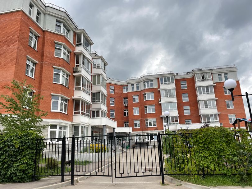 жилой комплекс на фоне хмурого неба