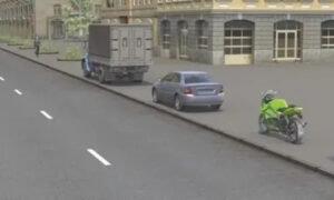 Автомобили мотоцикл на тротуаре