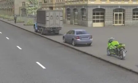 Автомобили мотоцикл на тротуаре