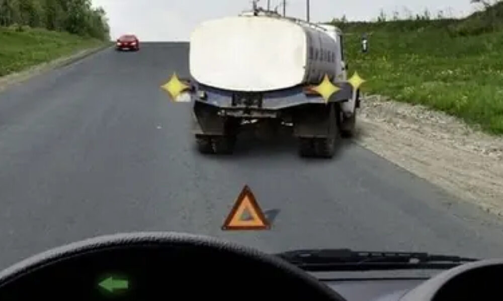 Грузовой автомобиль на дороге