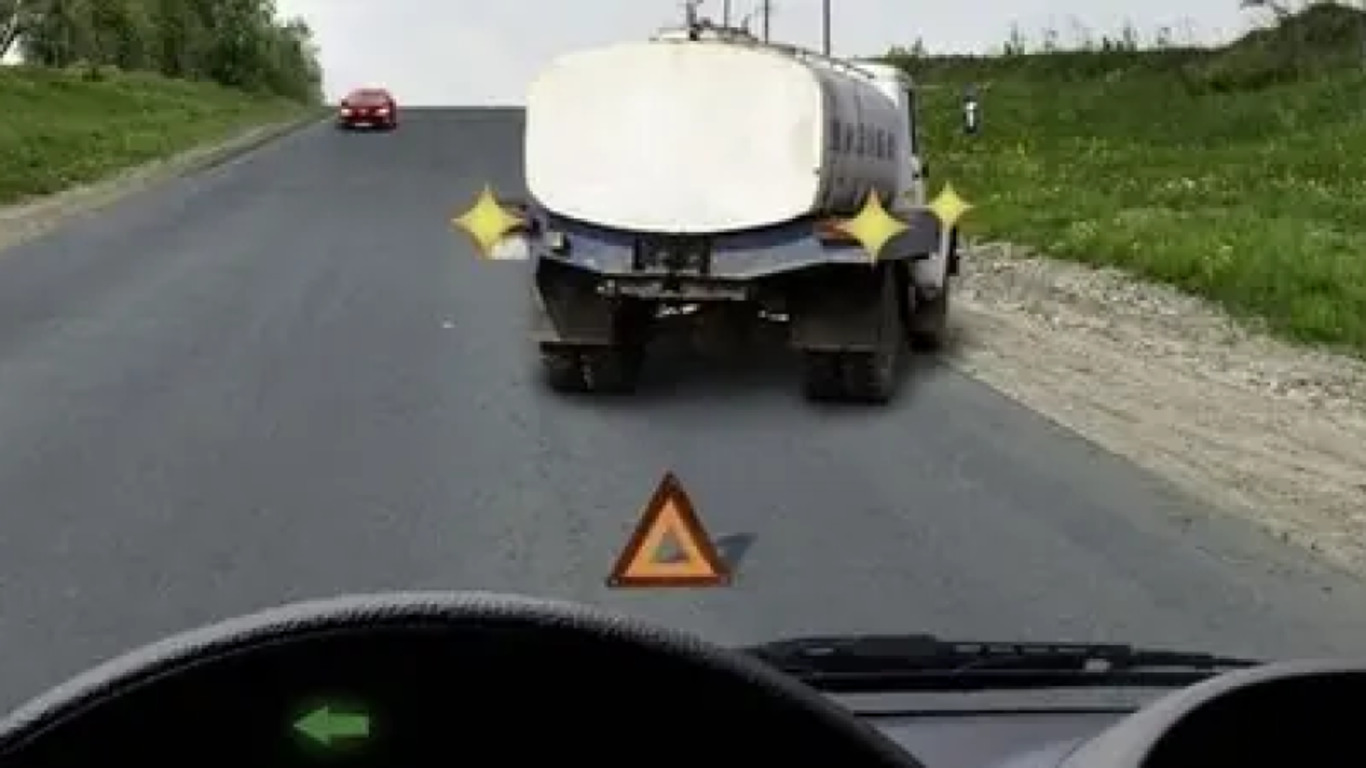 Грузовой автомобиль на дороге