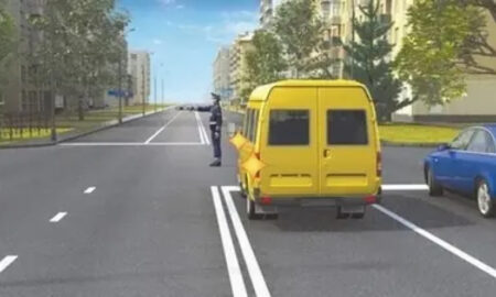 Автомобили и регулировщик на дороге