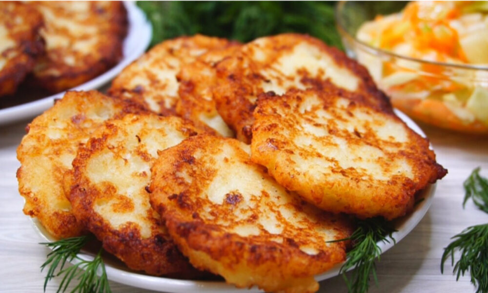 Драники с укропом в тарелке на столе