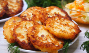 Драники с укропом в тарелке на столе