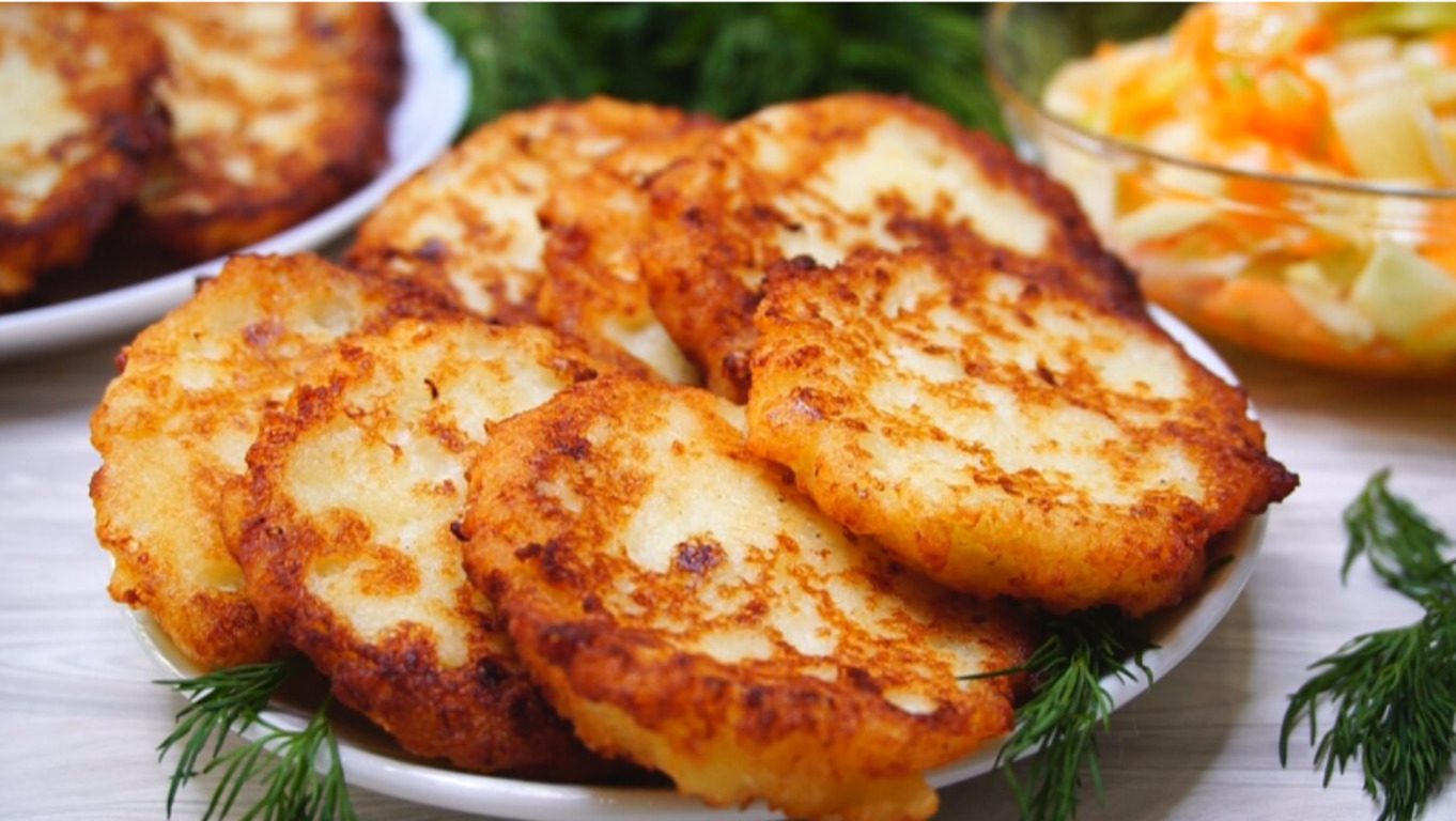 Драники с укропом в тарелке на столе