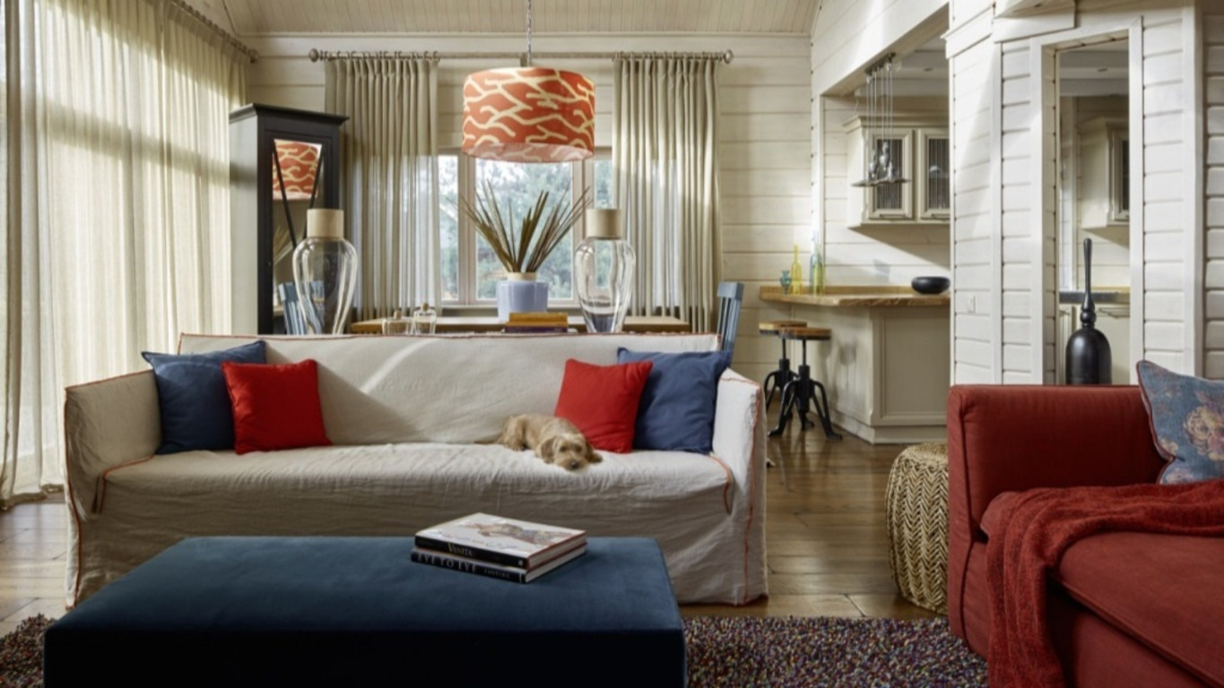 Белый и красный диваны в квартире