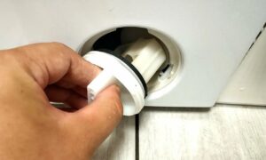 Мужчина держит в руках затычку