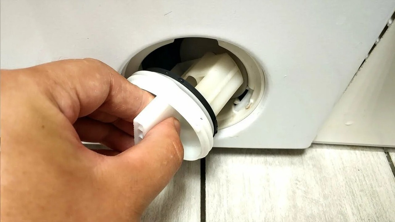 Мужчина держит в руках затычку