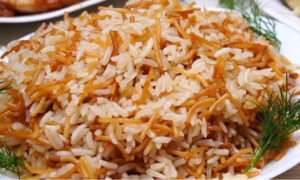 Рис с укропом в тарелке