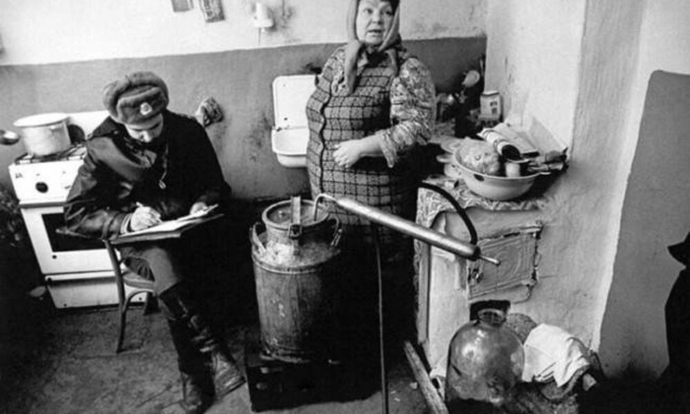 Женщина и полицейский на кухне