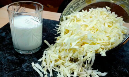 Стакан с молоком и капуста на столе