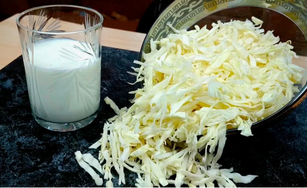 Стакан с молоком и капуста на столе