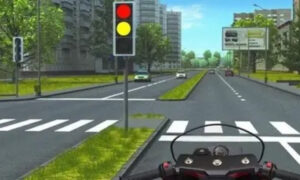 Мотоцикл стоит перед светофором на дороге