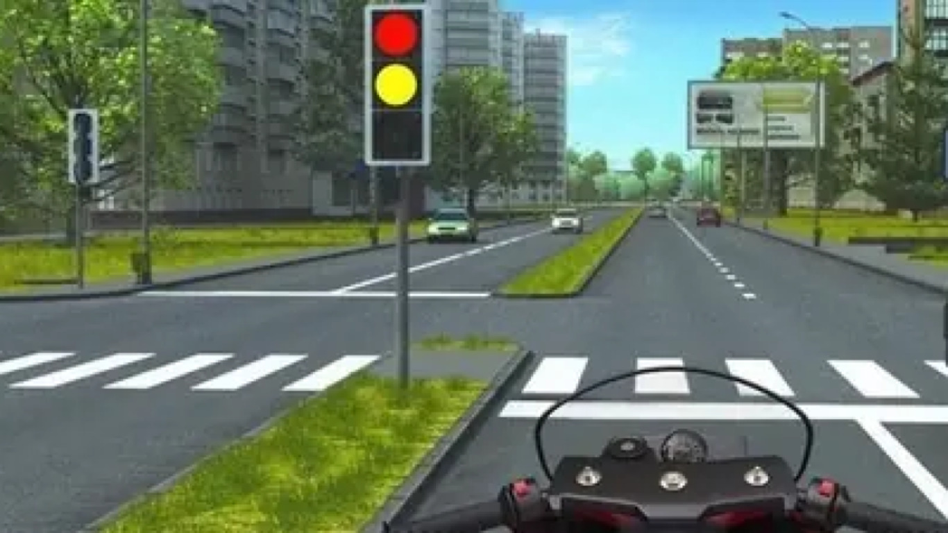 Мотоцикл стоит перед светофором на дороге