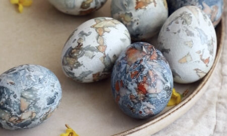 Пасхальные яйца на столе