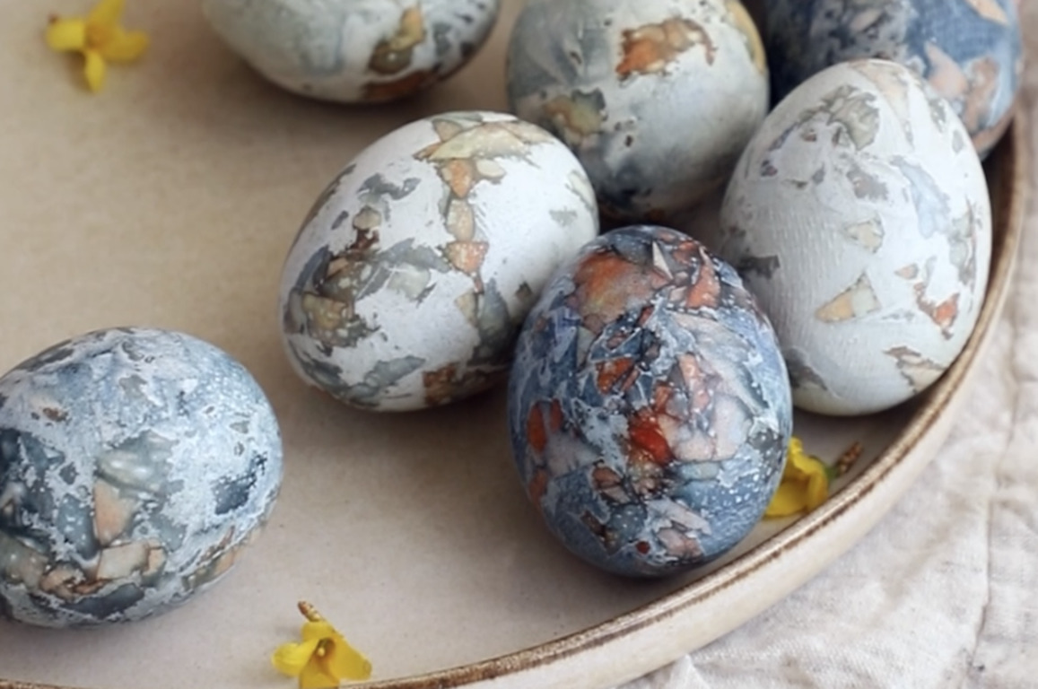 Пасхальные яйца на столе