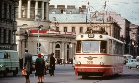 Трамвай и люди на улице