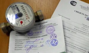 Счетчик и документы на столе