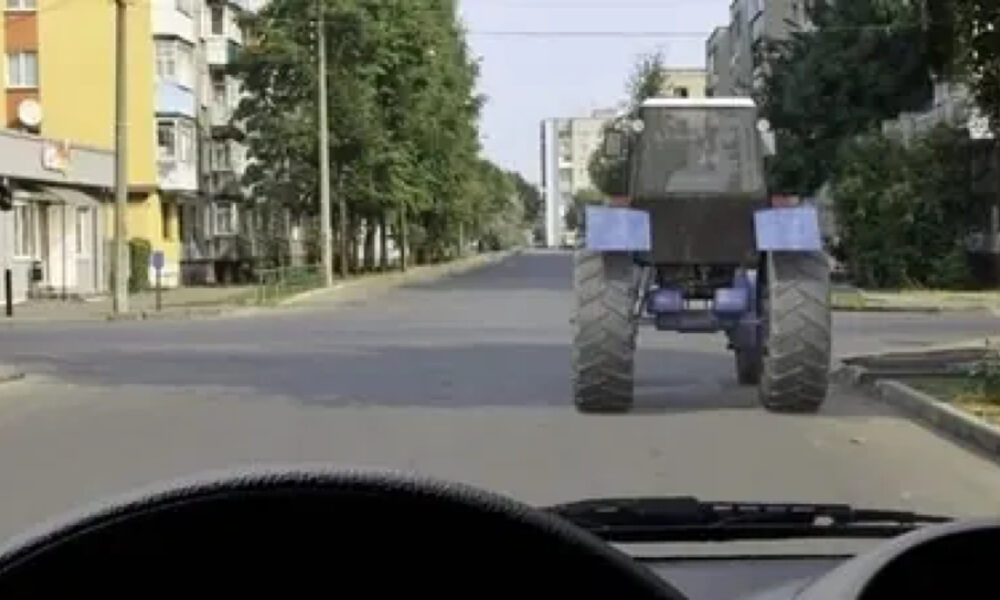 Автомобиль и трактор на дороге