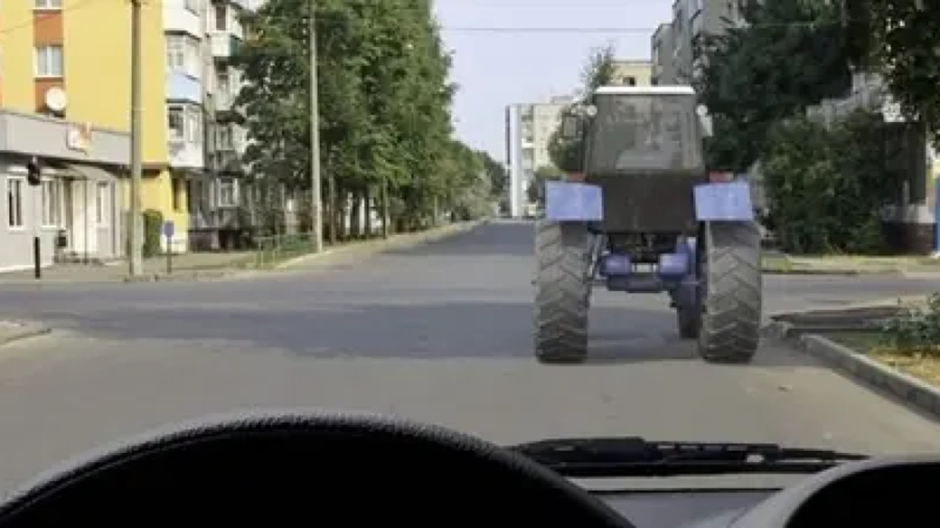 Автомобиль и трактор на дороге