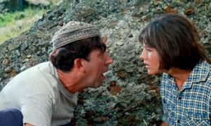 Мужчина и женщина смотрят друг на друга