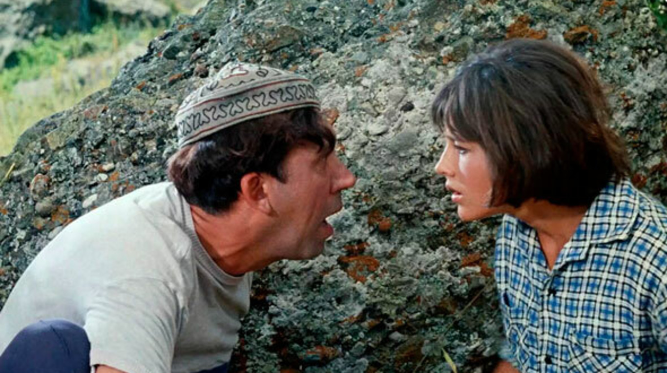 Мужчина и женщина смотрят друг на друга