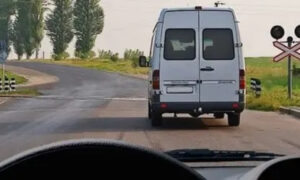 Автомобиль и маршрутка едут по дороге