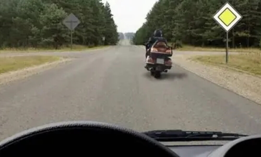 Автомобиль и мотоцикл едут по дороге