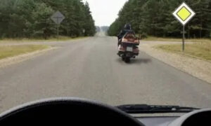 Автомобиль и мотоцикл едут по дороге