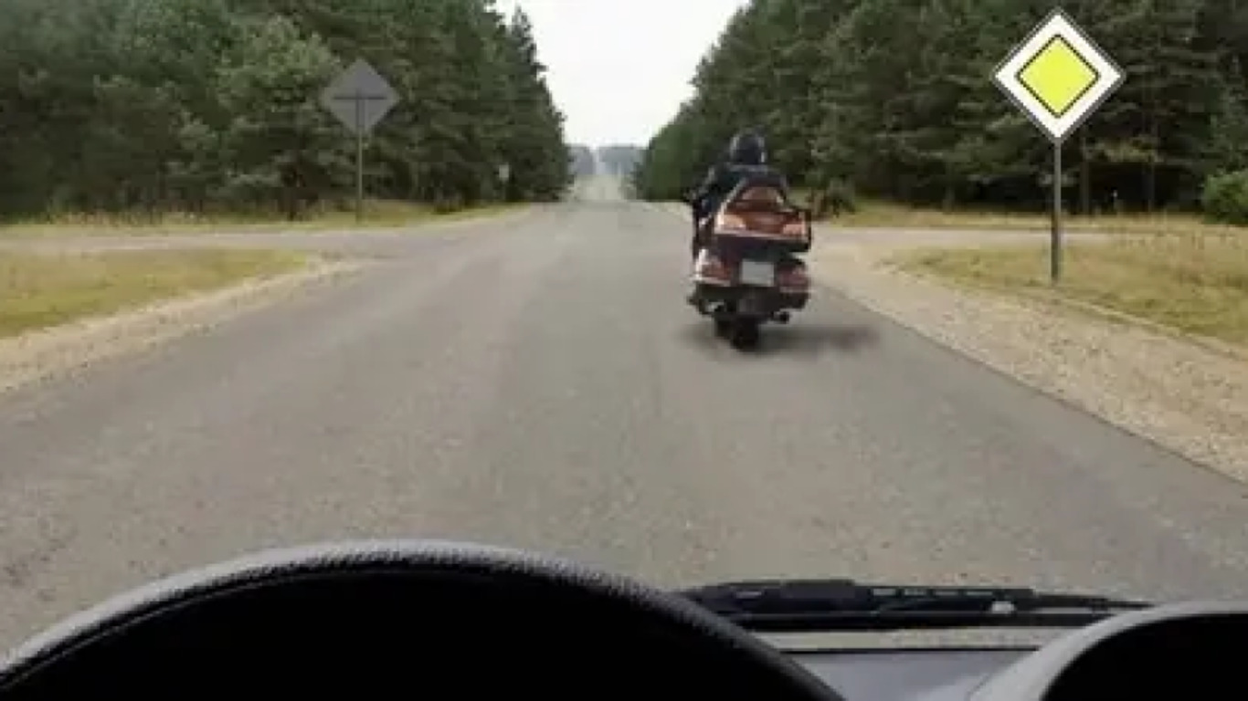 Автомобиль и мотоцикл едут по дороге