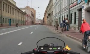 Мотоциклист и велосипедист на дороге