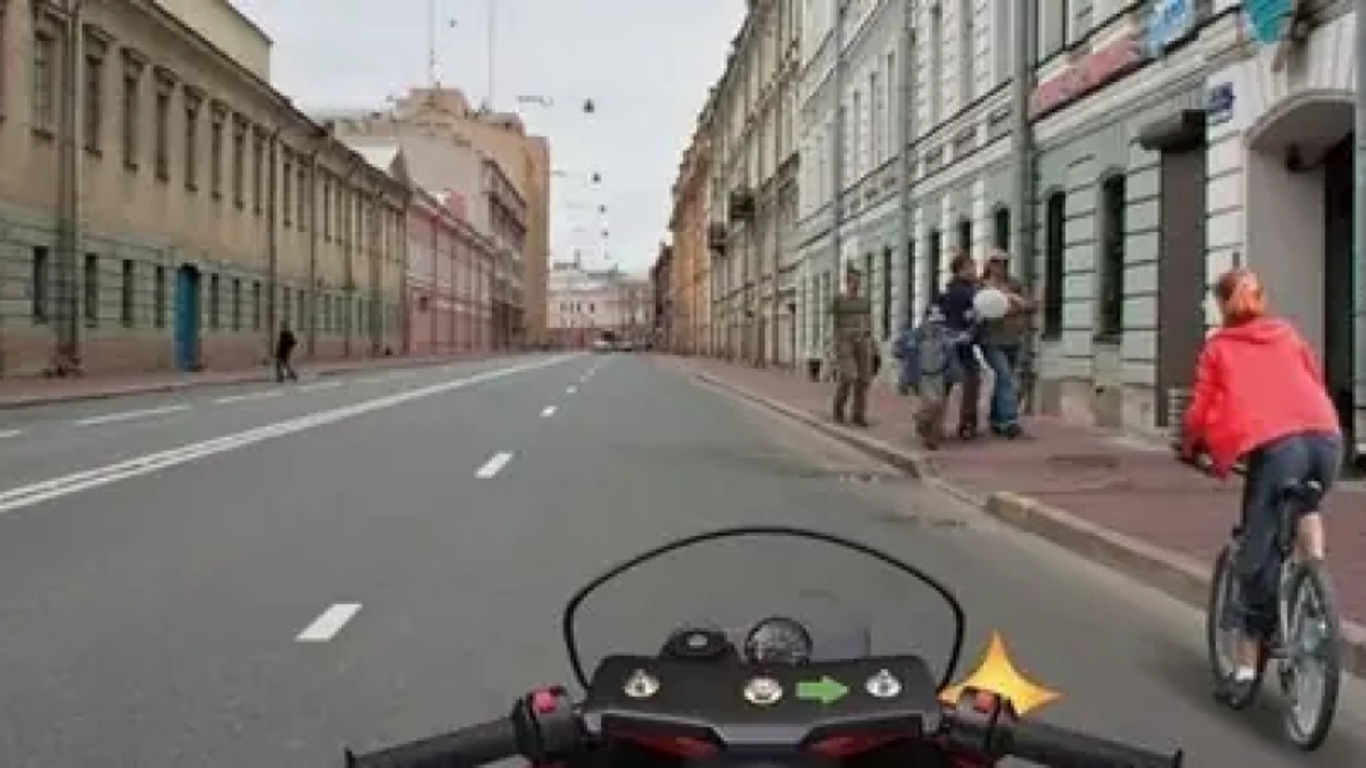 Мотоциклист и велосипедист на дороге