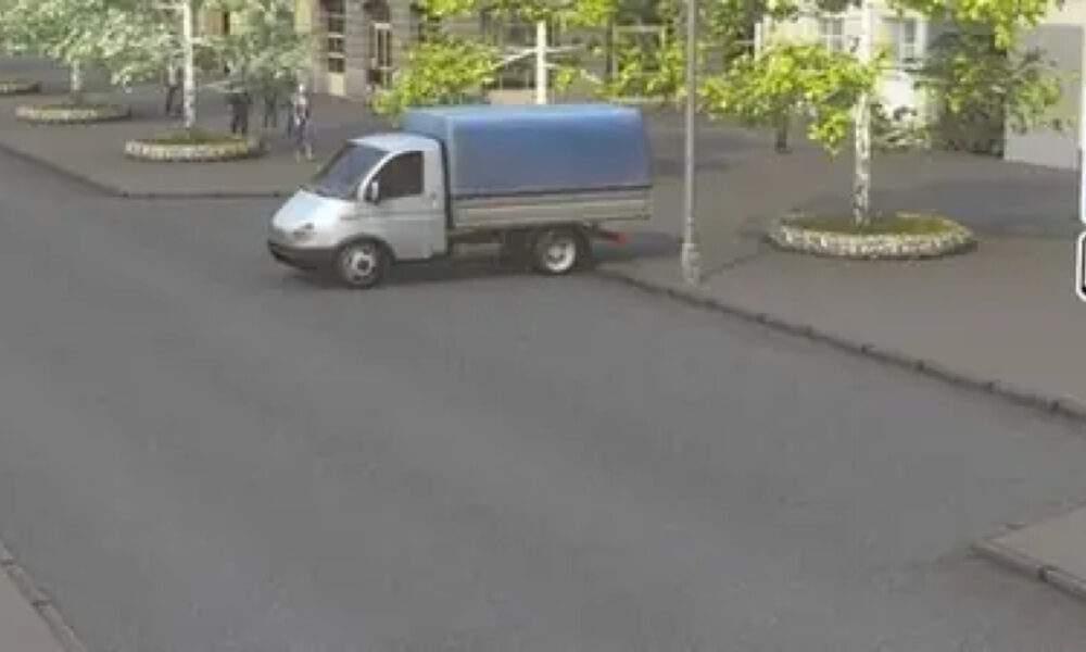 Грузовой автомобиль на парковке